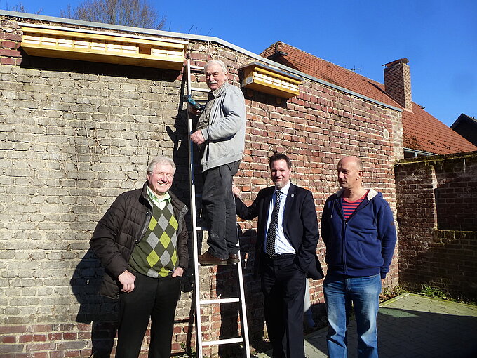 Heinz van den Brock hatte dieses große Spatzenhotel gebaut und es wurde 2019 mit ihm, Jack und dem Technischen Beigeordneten Gregor Nachtwey sowie Udo Hormes von der Stadt Willich in der Nähe des Schloss Neersen aufgehängt.