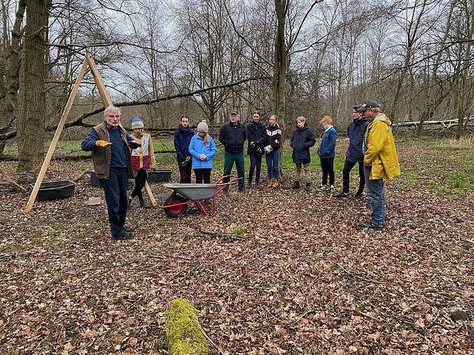 NABU Klimaexperte Klaus Kosmol erklärt die aktuellen Arbeiten an der Fläche "Sankert". Hier soll ein Brunnen entstehen der die Fläche auch in trockenen Sommern feucht hält. Foto: Klaus Keipke