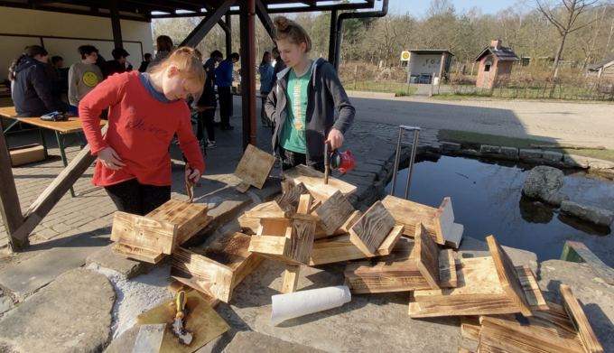 Die Holzoberfläche wird mit einem Gasbrenner geflämmt um das Holz gegen Witterungseinflüsse besser zu schützen. Foto: Klaus Keipke